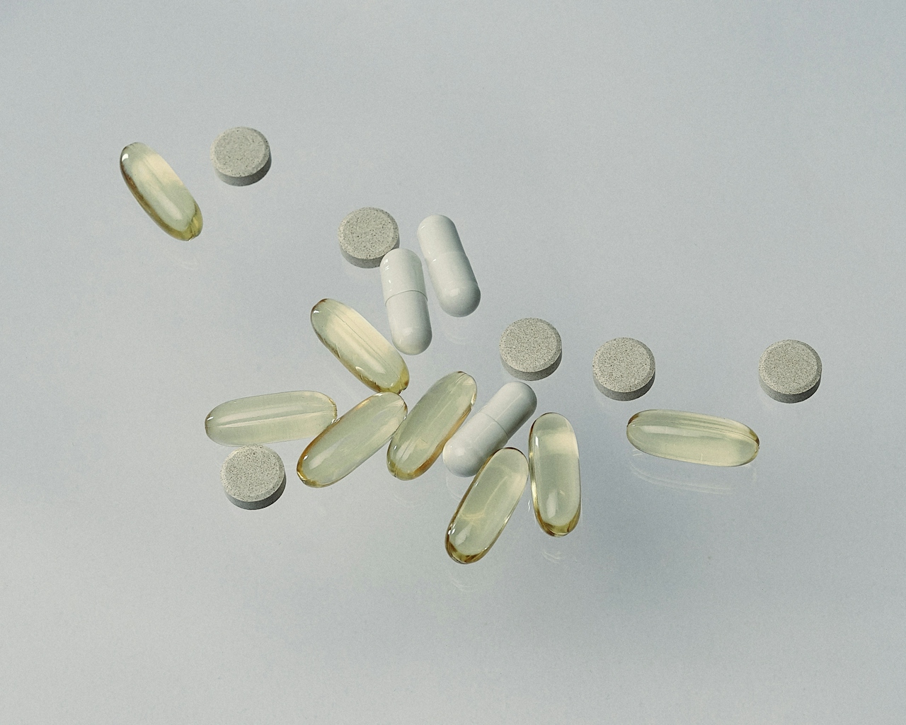 Divers compléments alimentaires pour la gestion de l'alopécie et la santé capillaire : gélules, comprimés et capsules. Soutien nutritionnel.
