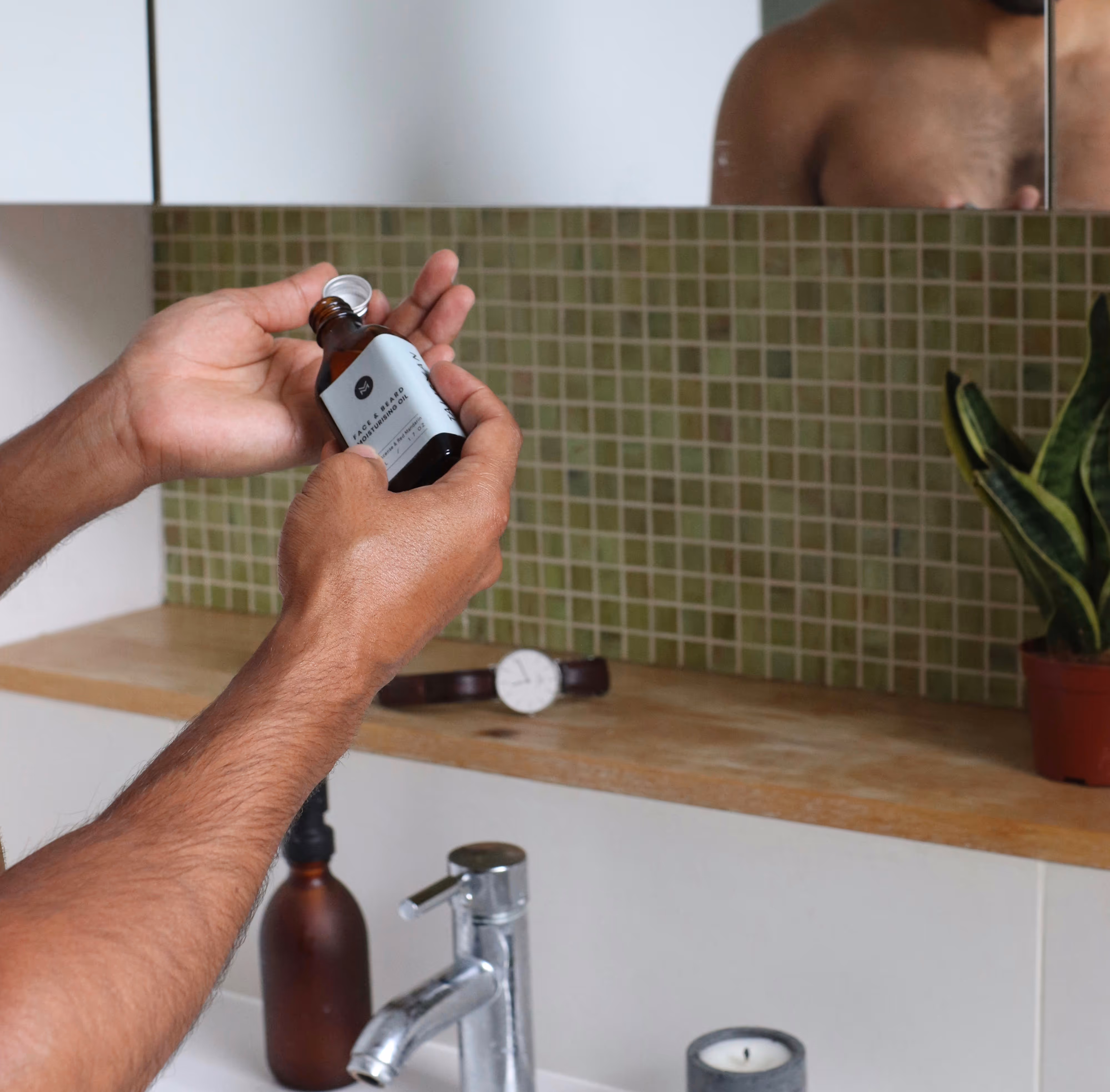 Homme applique une huile hydratante pour visage et barbe, un élément essentiel de la routine de soin capillaire masculine pour l'alopécie.