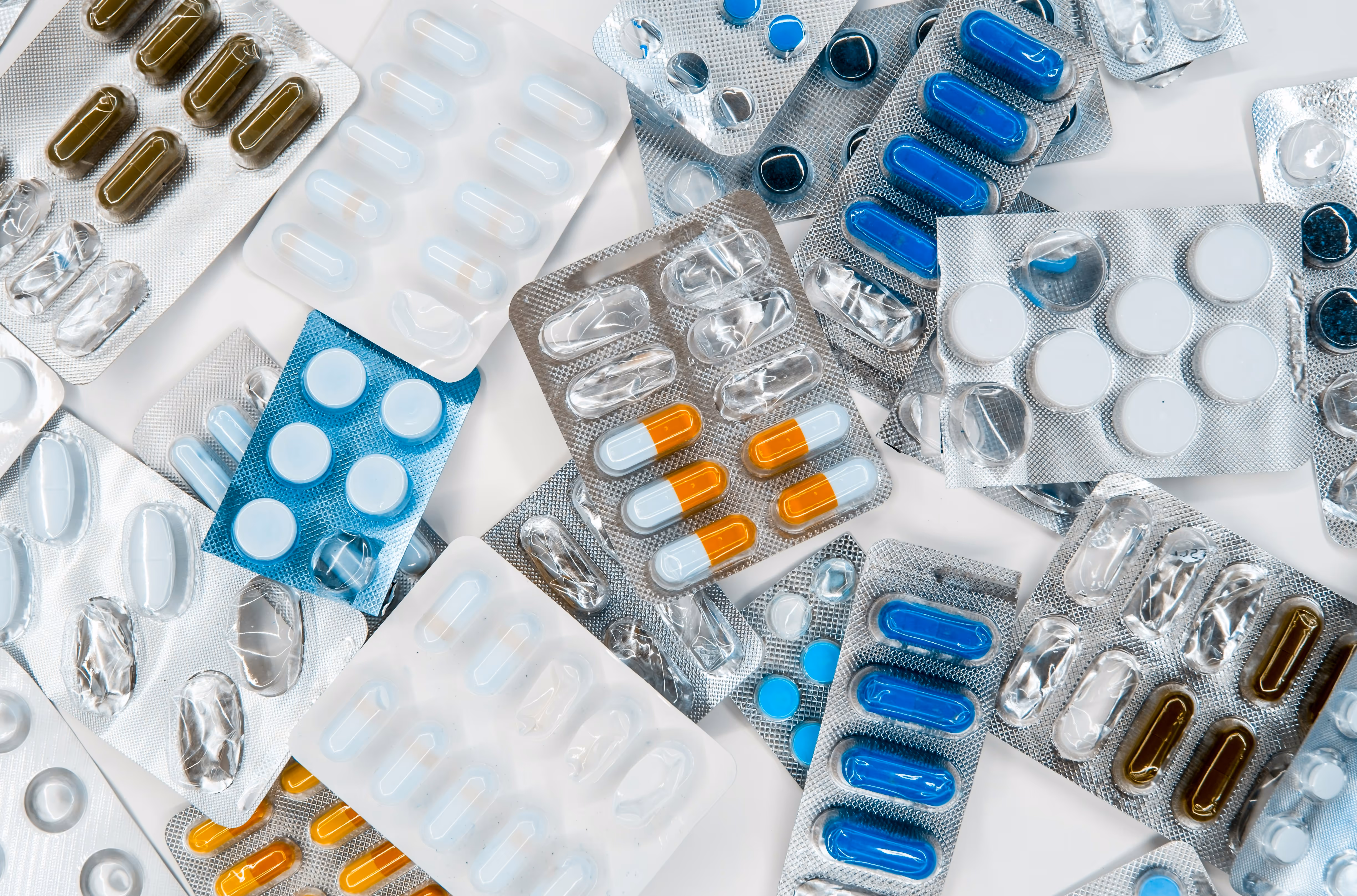 Divers blisters de médicaments et pilules pour le traitement de l'alopécie en France. Prise en charge médicale et solutions.