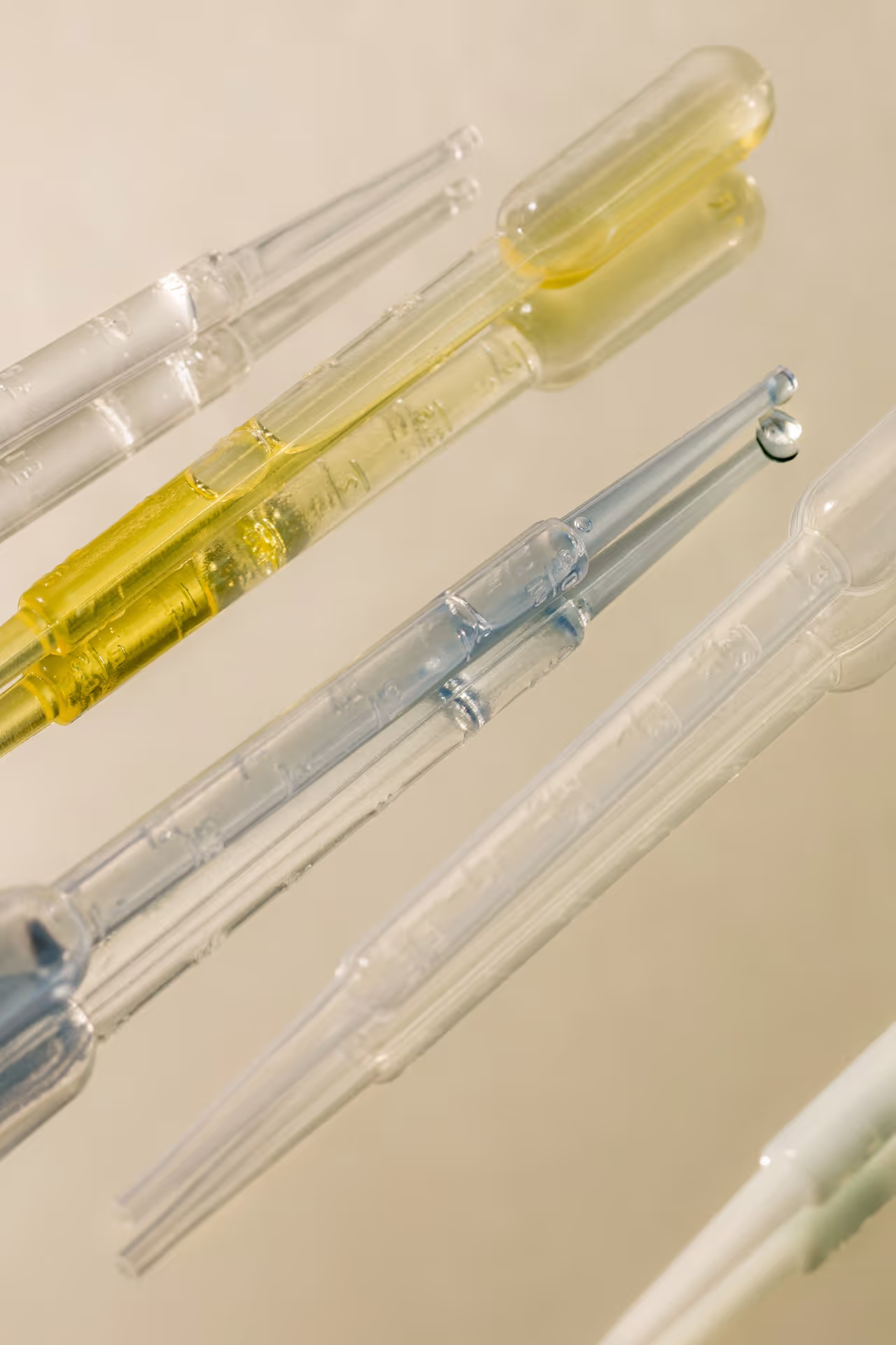Pipettes de laboratoire avec liquides pour traitement capillaire, recherche alopécie et solutions innovantes.