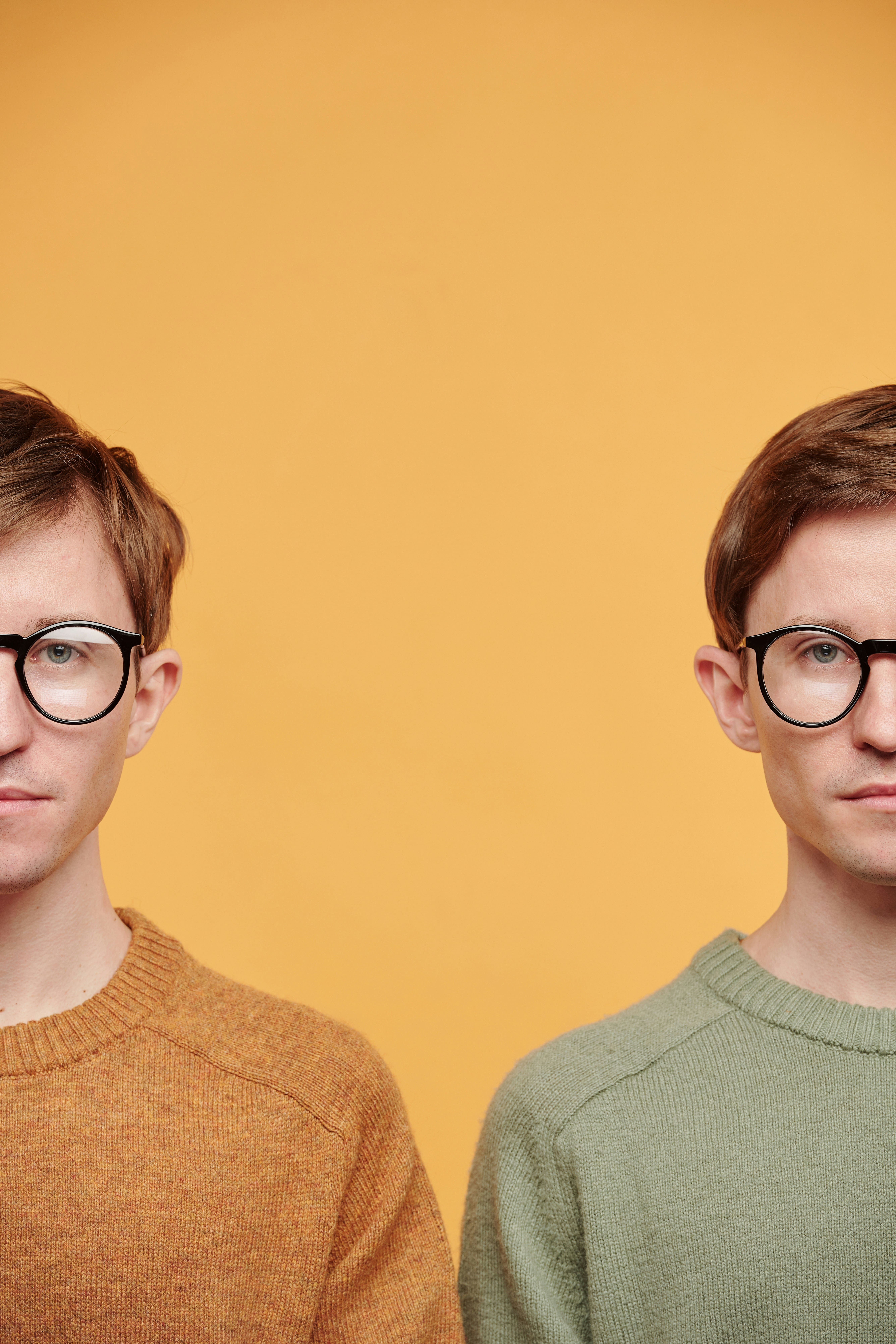 Deux hommes, cheveux bruns, lunettes, sur fond orange. Support visuel pour la prise en charge de l'alopécie.