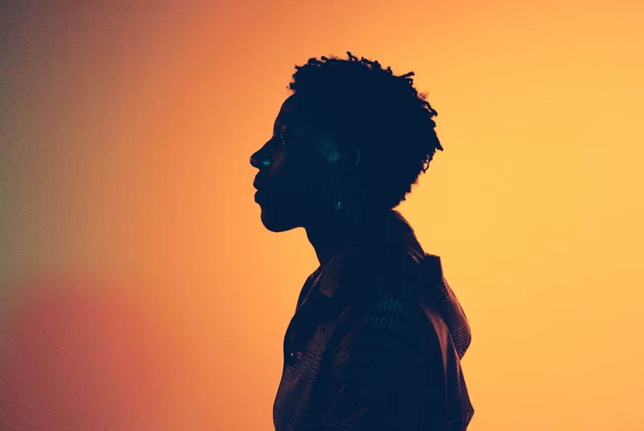 Silhouette d'une personne au profil, contre un fond dégradé, illustrant la prise en charge de l'alopécie en France.