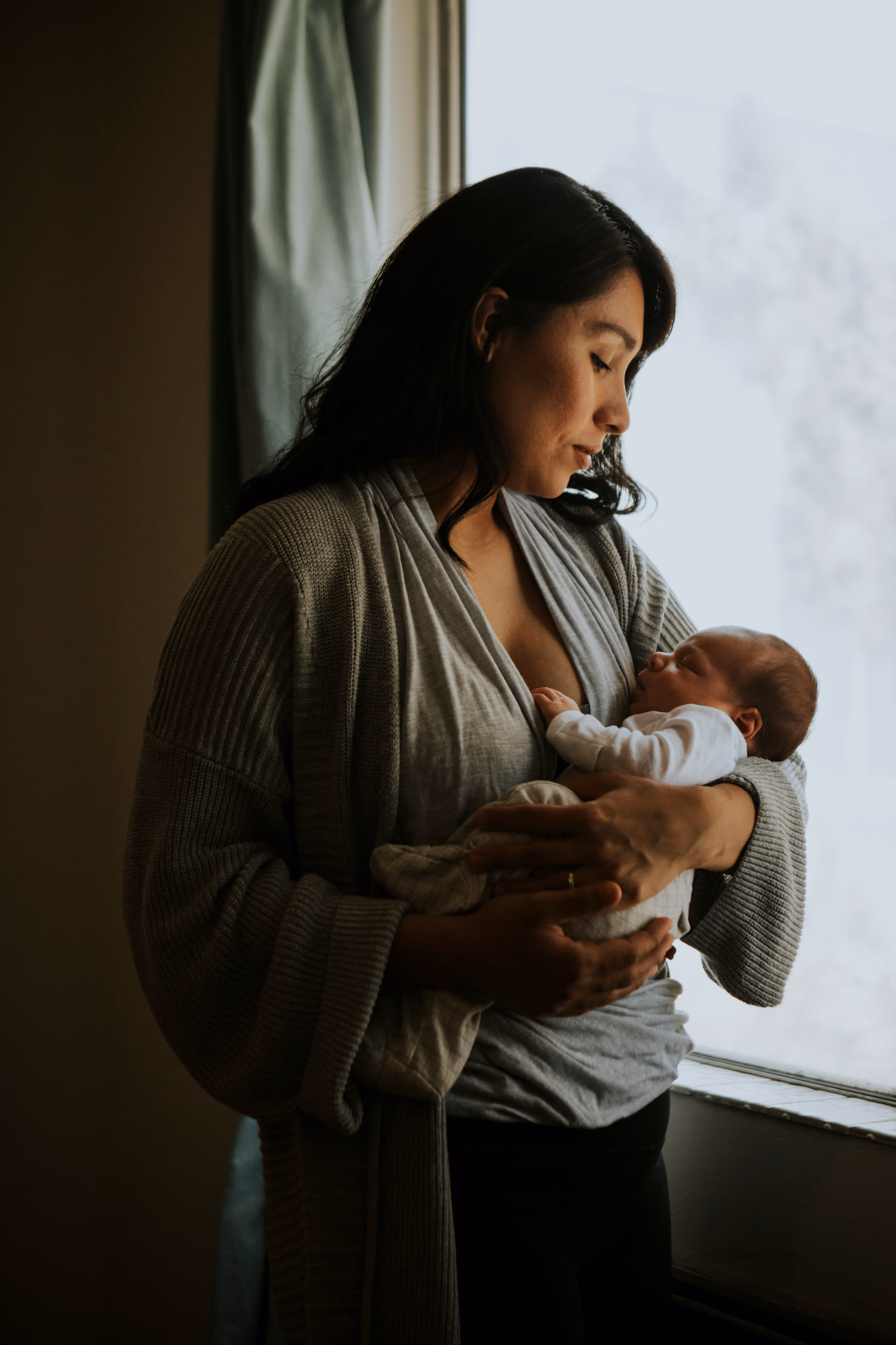 Femme avec un nourrisson, image symbolisant l'accompagnement face aux préoccupations liées à l'alopécie.