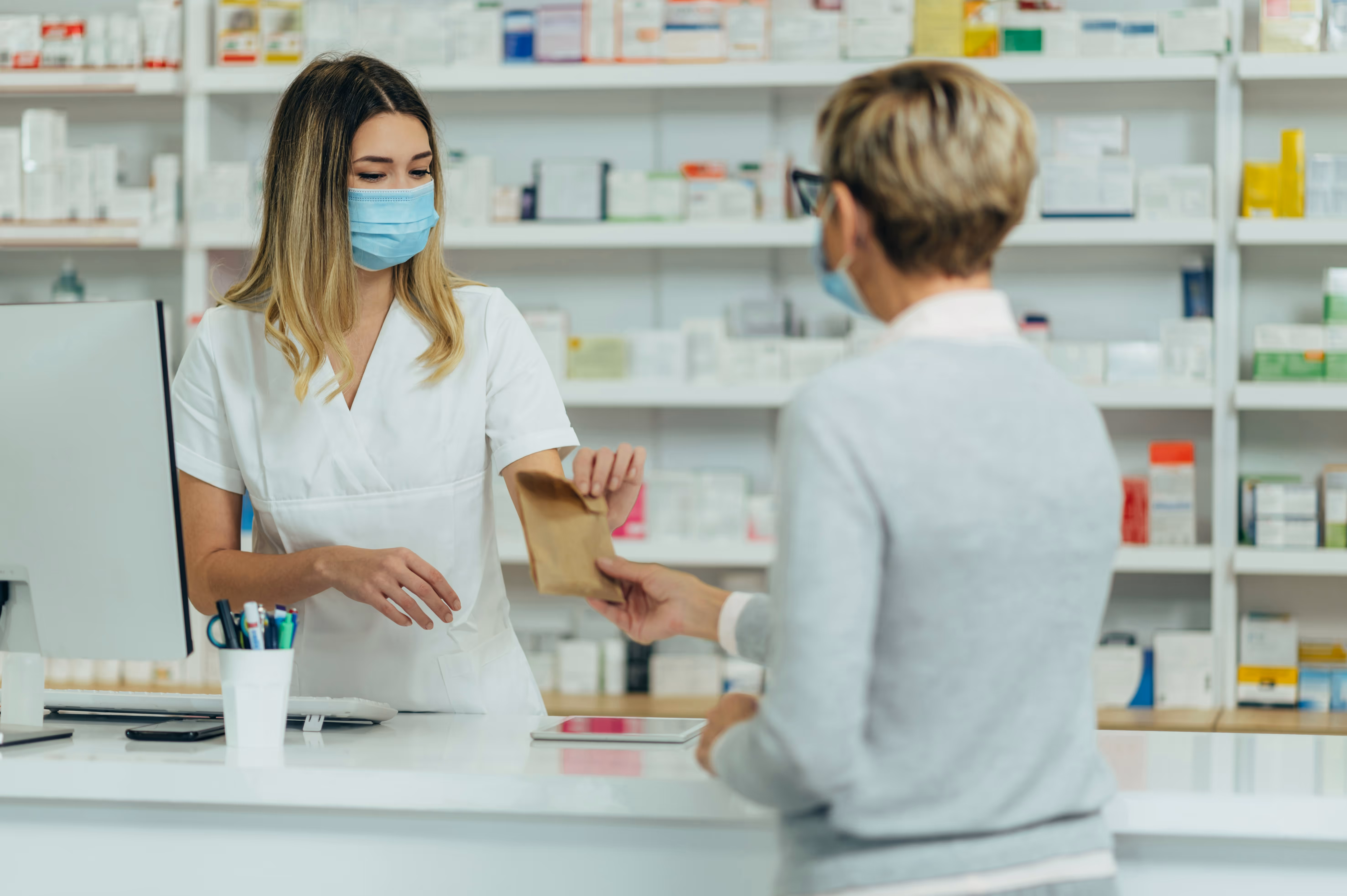 Pharmacienne professionnelle offrant un service de santé en pharmacie pour l'accompagnement de l'alopécie en France.