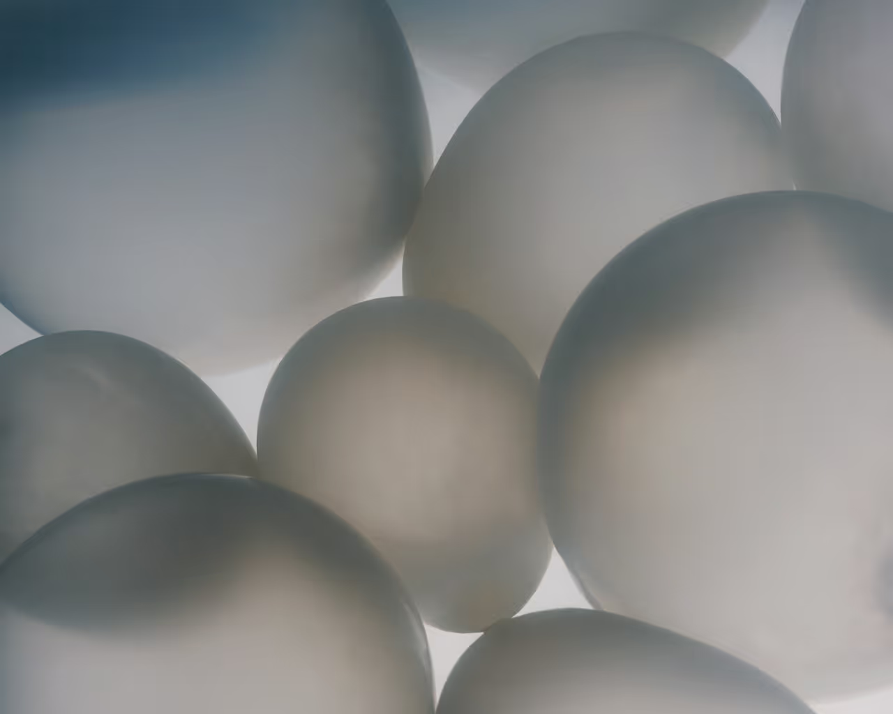 Représentation abstraite de cellules ou molécules, évoquant la recherche et l'innovation en matière de traitement de l'alopécie et de santé capillaire.