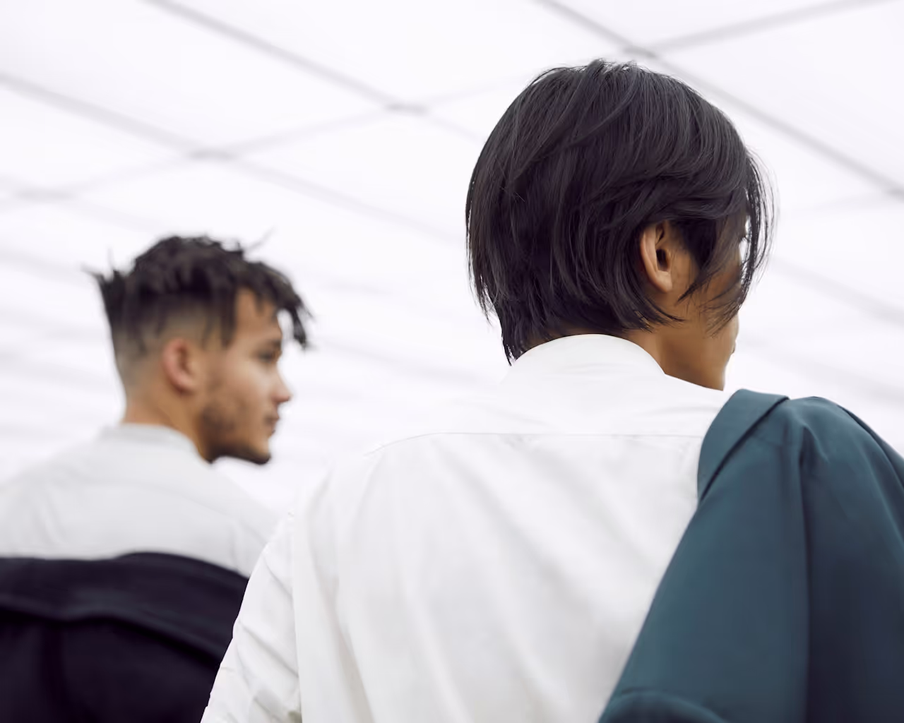 Deux hommes aux coiffures différentes (coupe courte, dreadlocks), symbolisant des options face à la chute de cheveux.