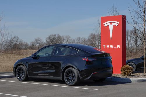 Tesla Model Y auf einem Parkplatz
