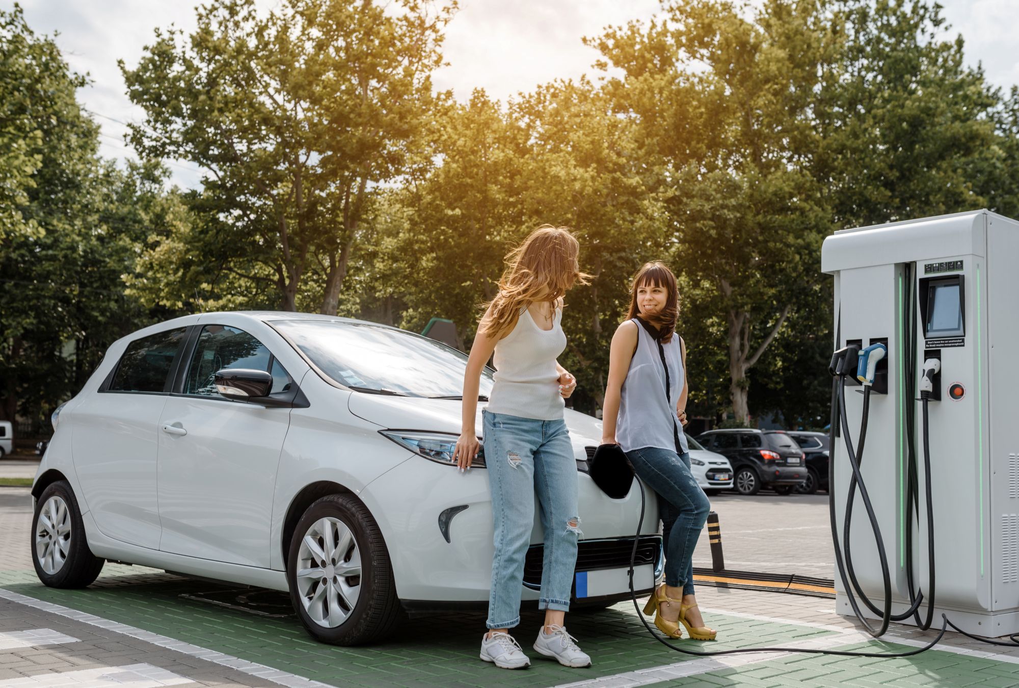 Renault ZOE und zwei Frauen