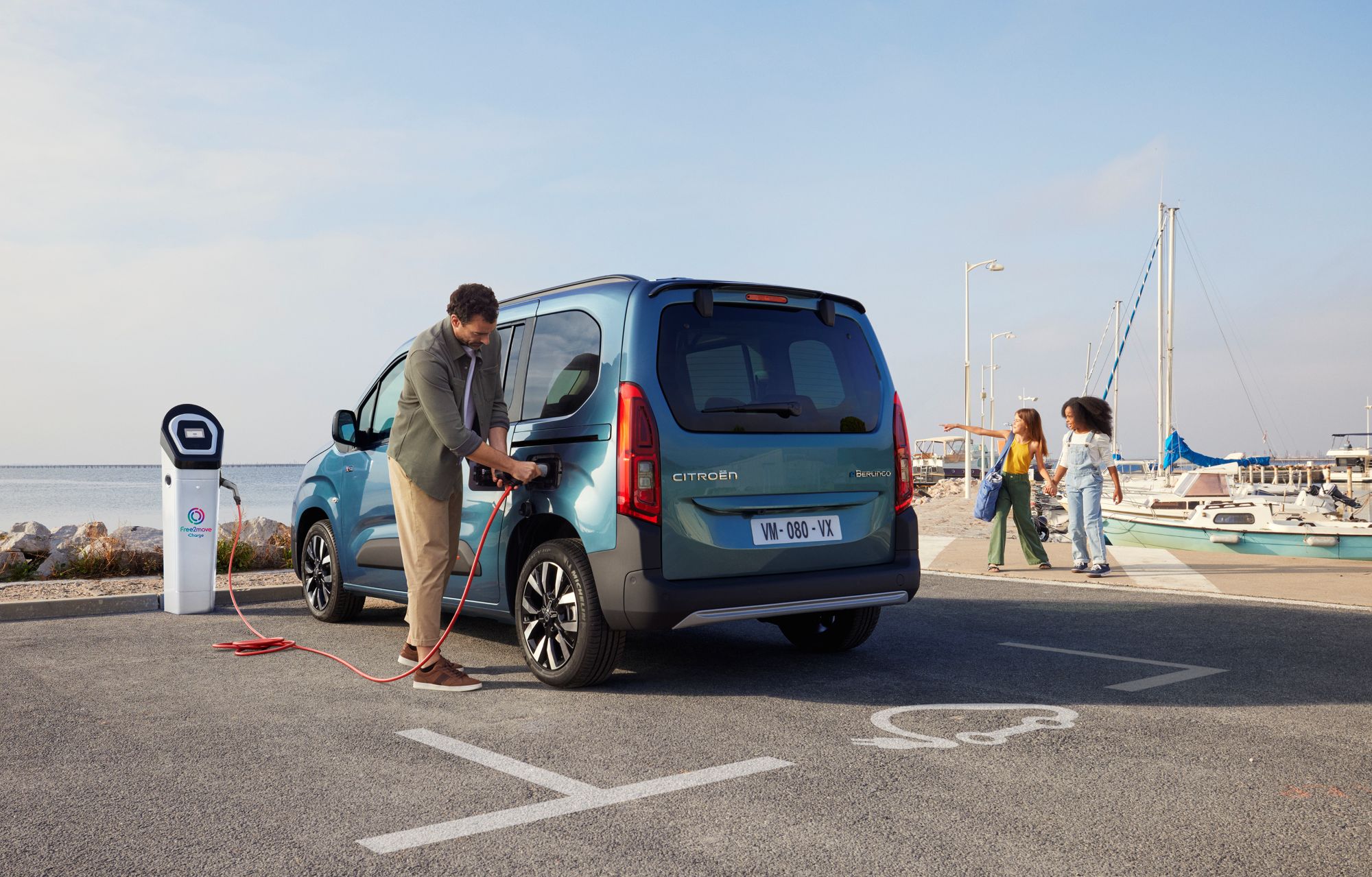 Citroen Berlingo am Hafen mit Familie