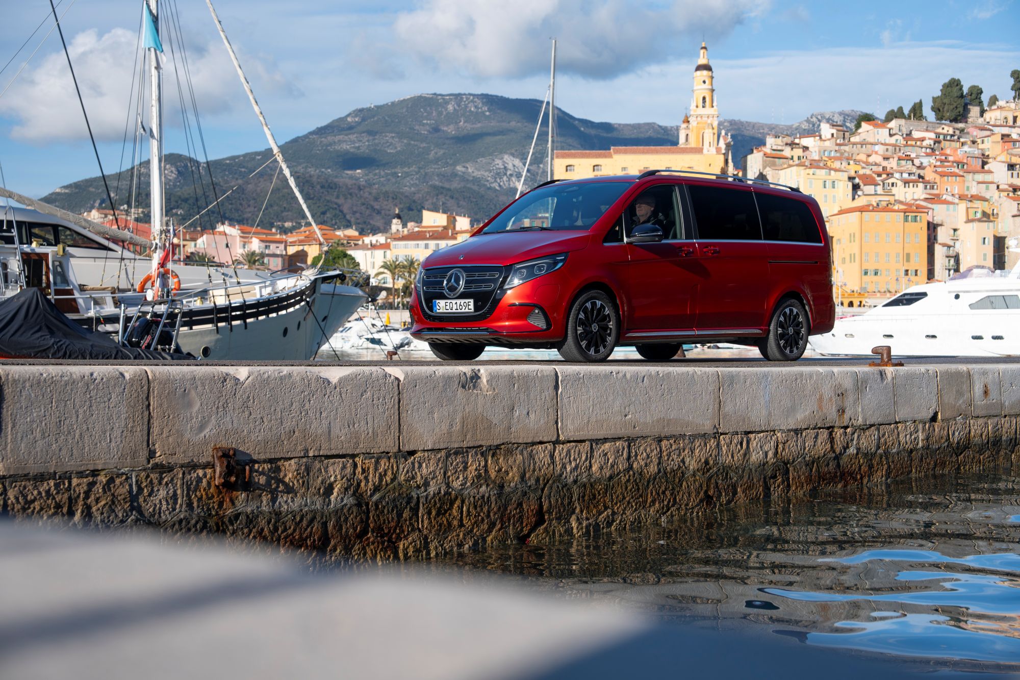 Mercedes EQV am Hafen
