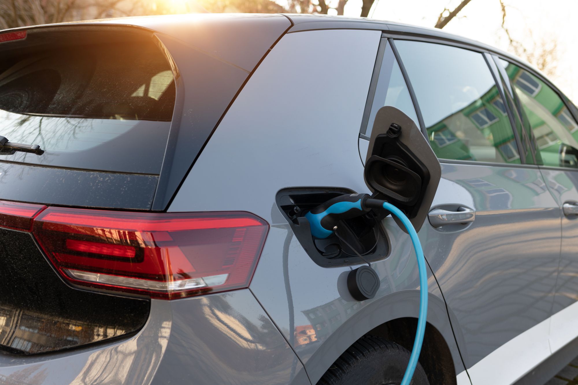E-Auto angeschlossen an Ladesäule