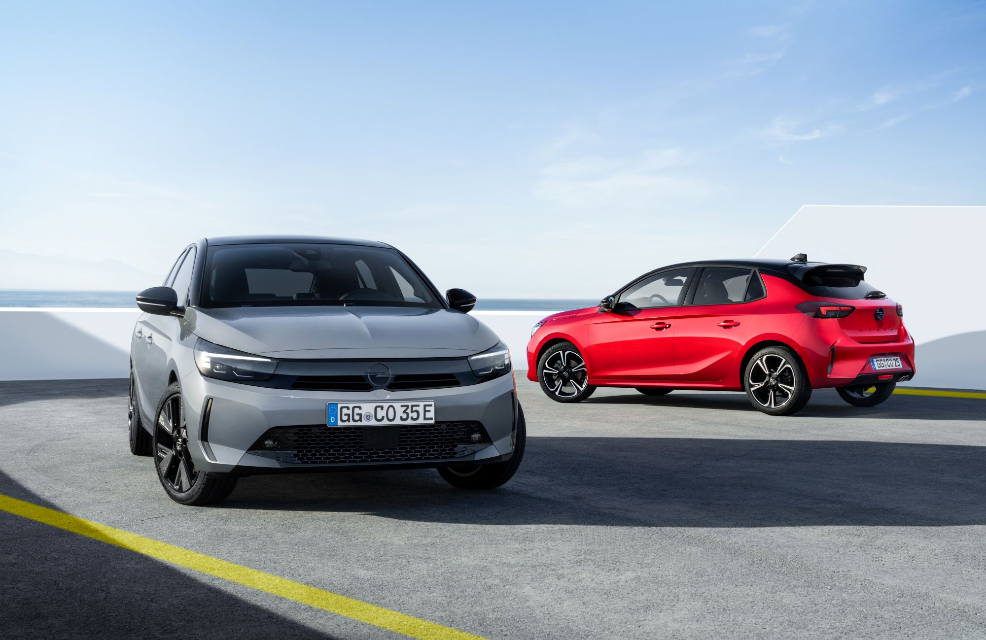 grauer Opel Corsa Electric 54 kWh und roter Peugeot e-208 