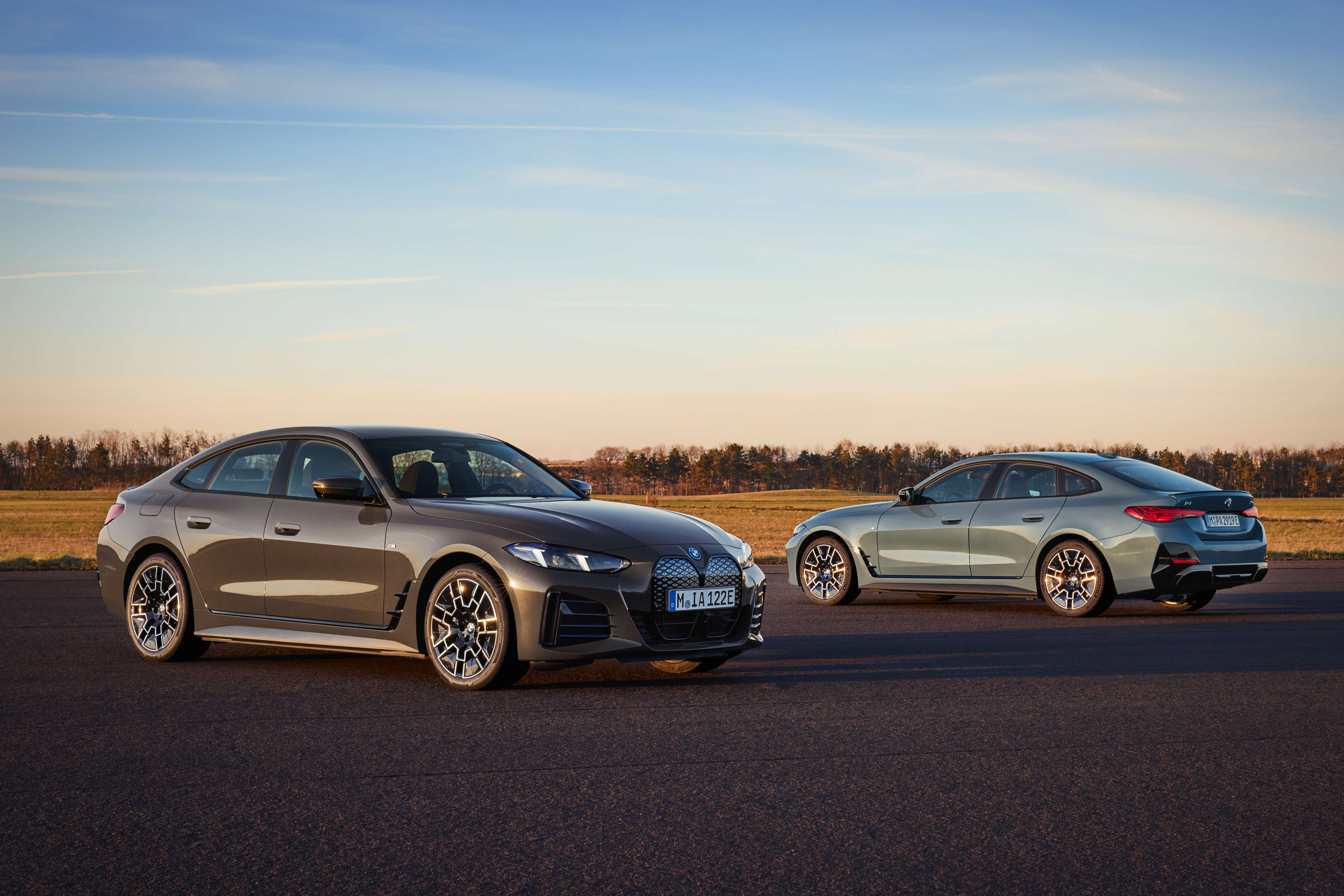zwei BMW i4 eDrive40 Limousinen