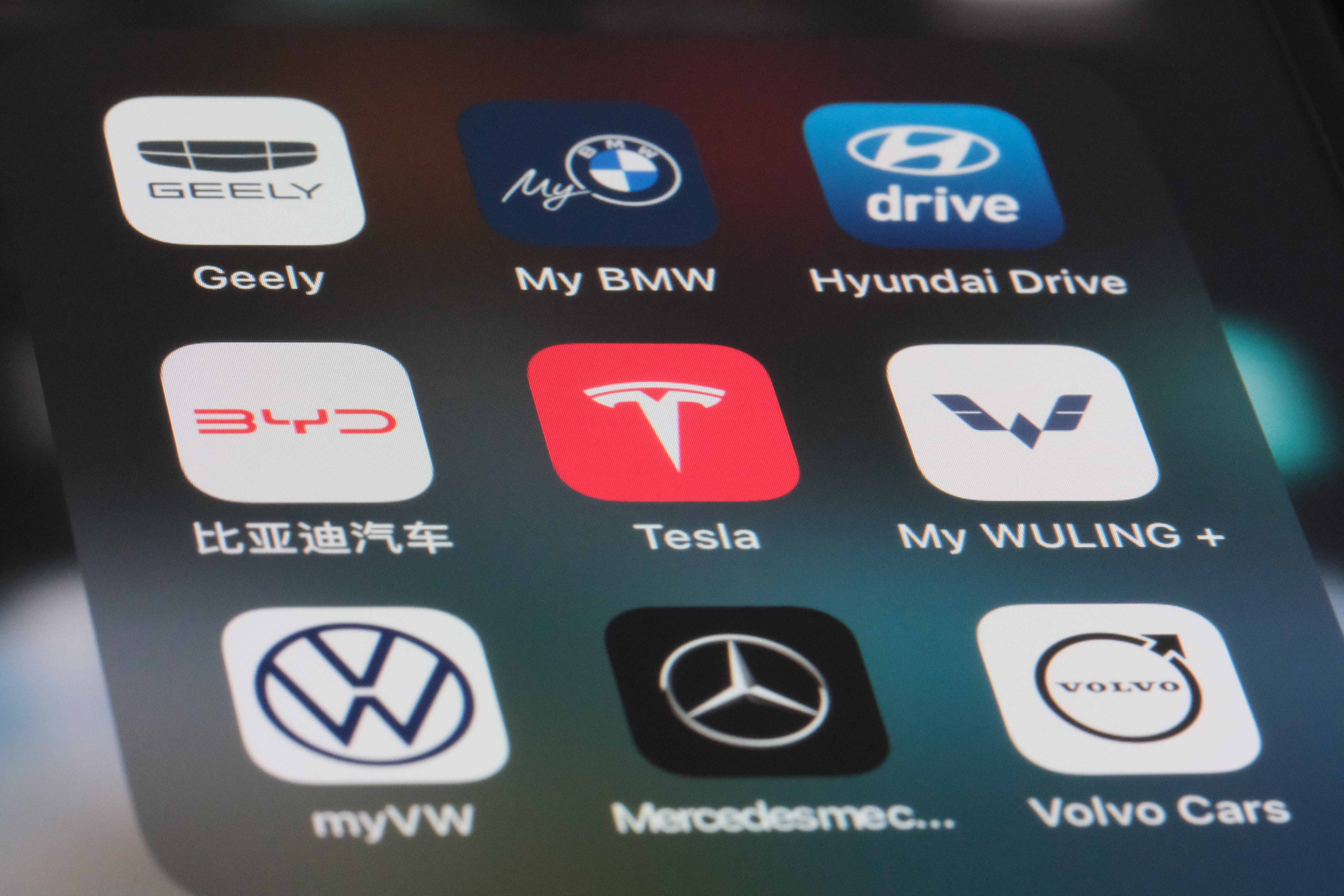 App-Icons von Autoherstellern auf einem Bildschirm
