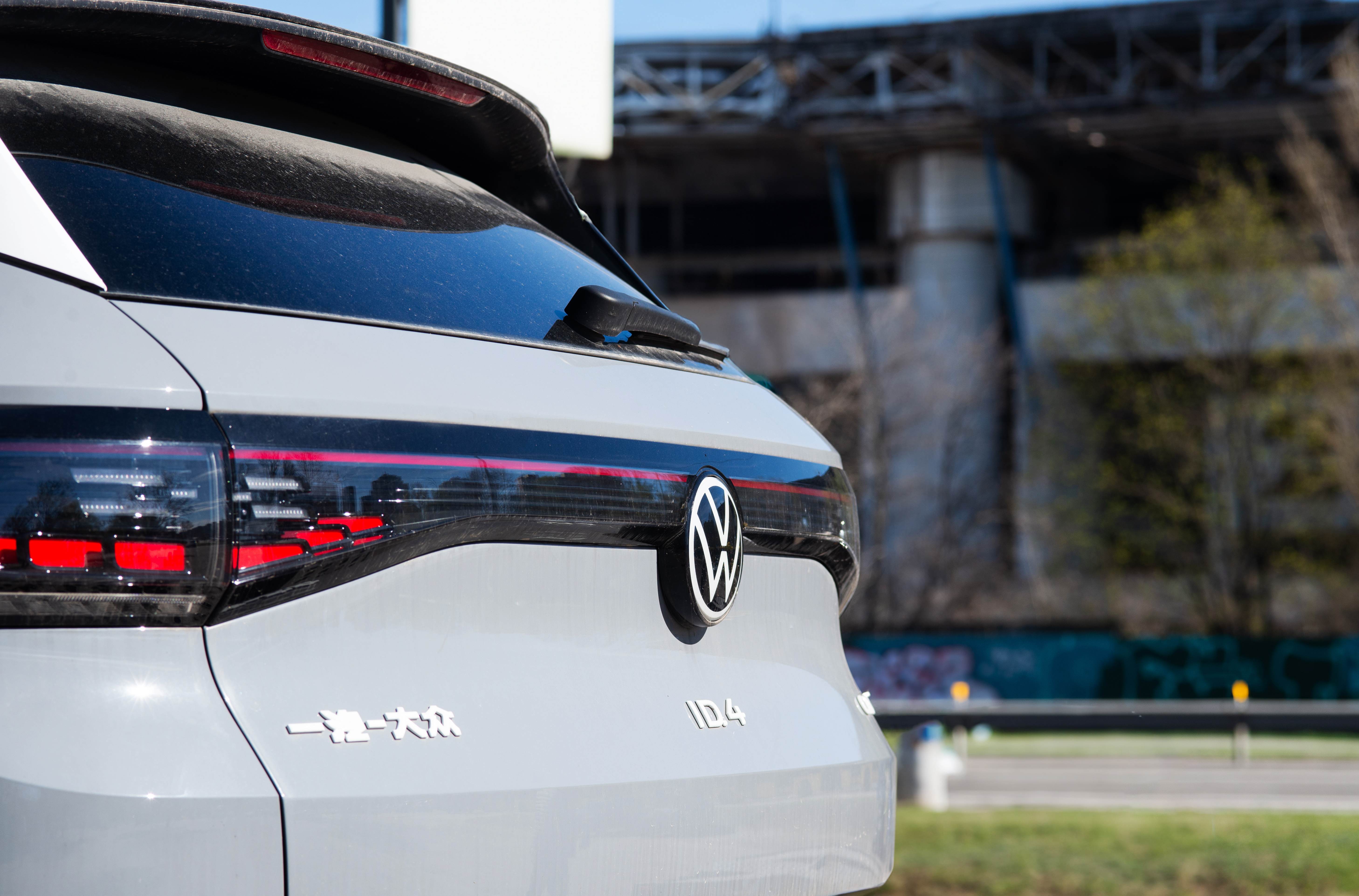 Elektroauto VW ID.4 mit chinesischer Aufschrift