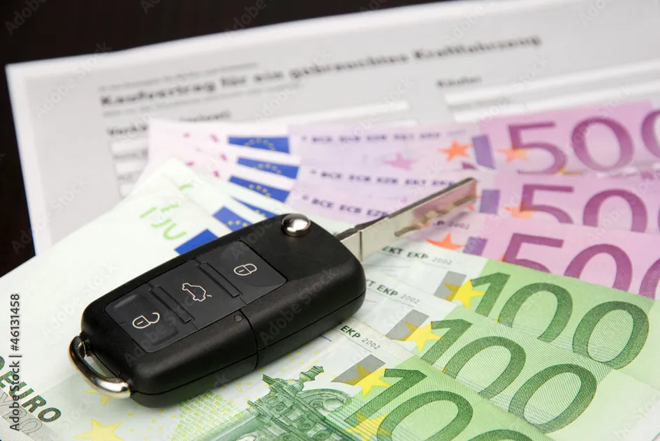 Autokaufvertrag mit Schlüssel und Geldscheinen