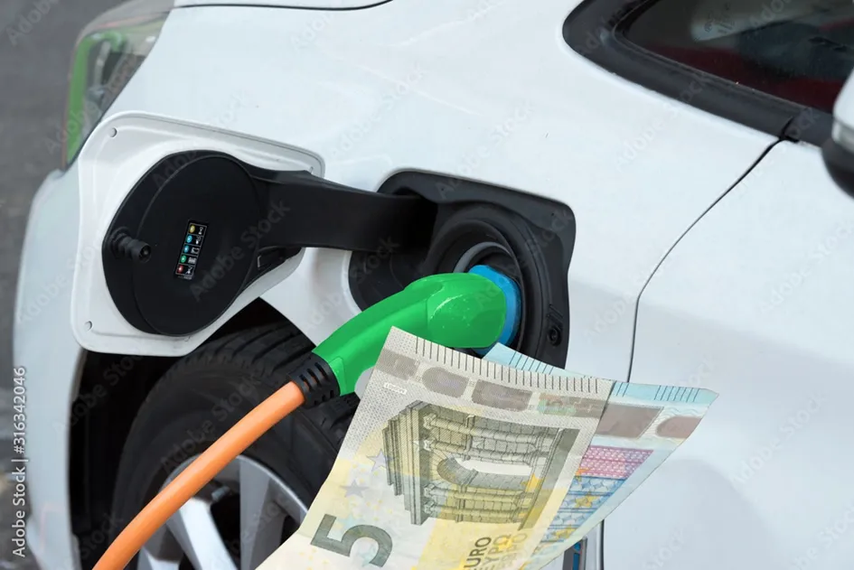 Elektroauto mit Ladestecker und Geldscheinen im Vordergrund