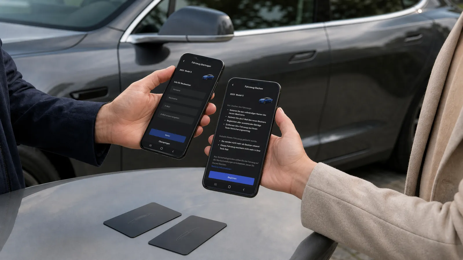 Digitale Tesla-Übergabe mit zwei Smartphones, Tesla-App und Keycards auf der Motorhaube.