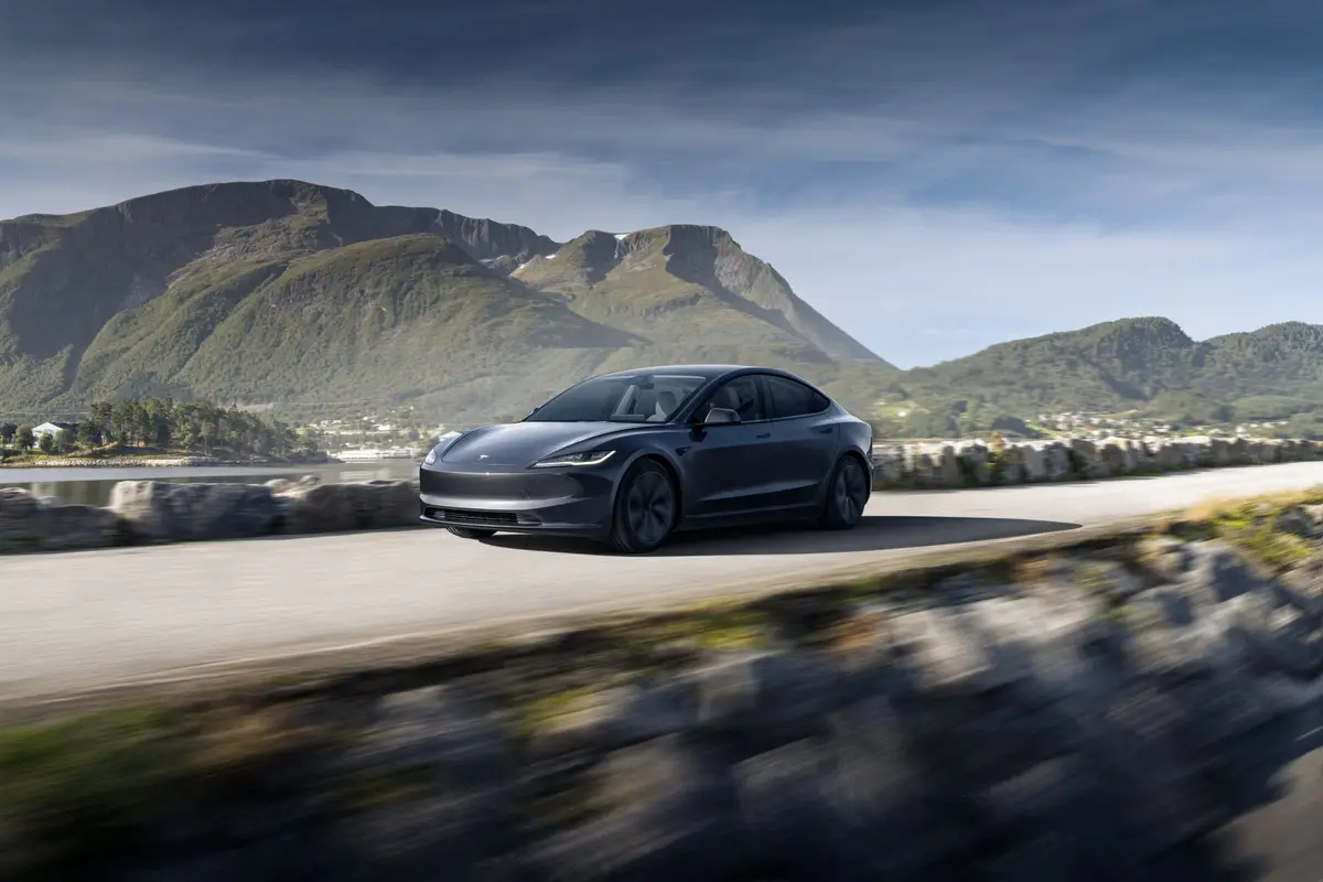 Tesla Model 3 Highland in der Natur