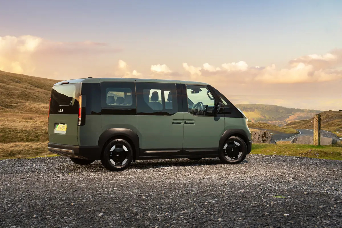 grüner KIA PV5 Passenger