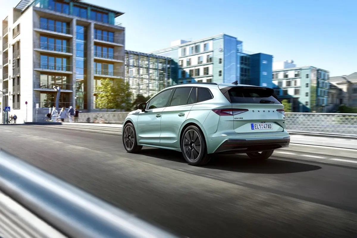 Škoda Enyaq 85 in der Stadt