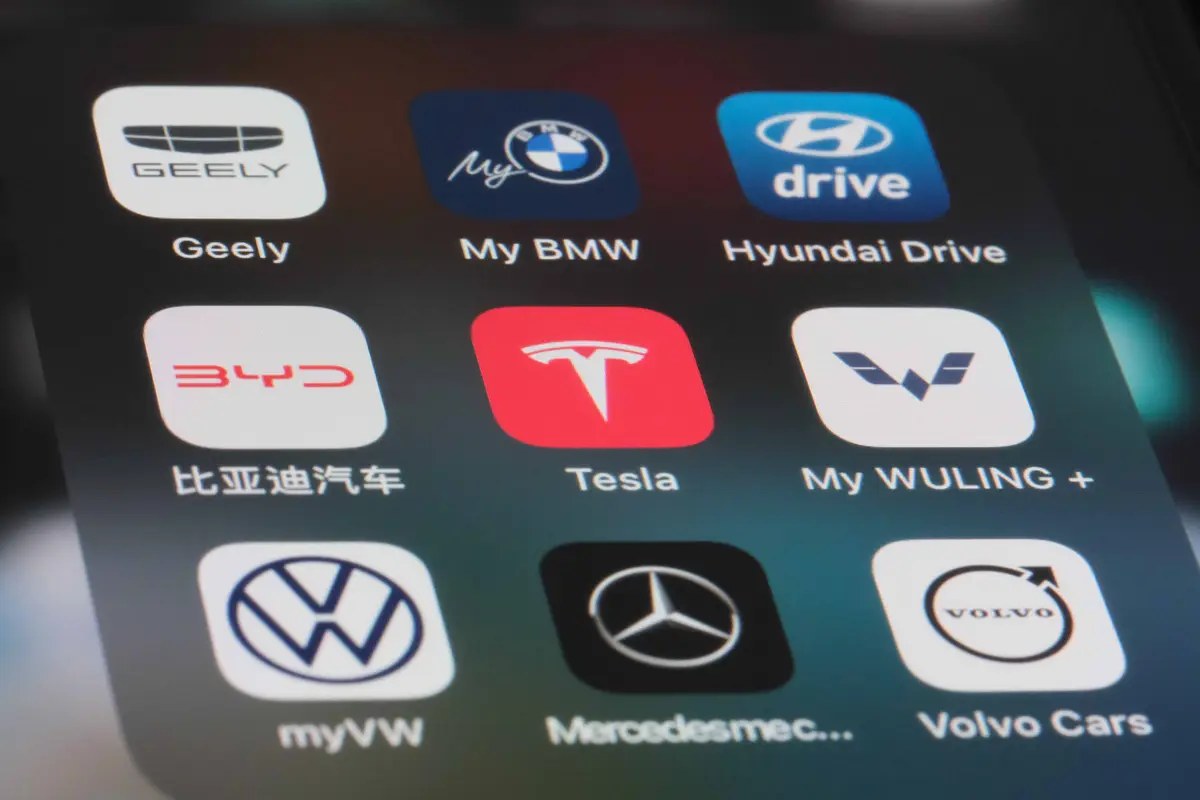 App-Icons von Autoherstellern auf einem Bildschirm