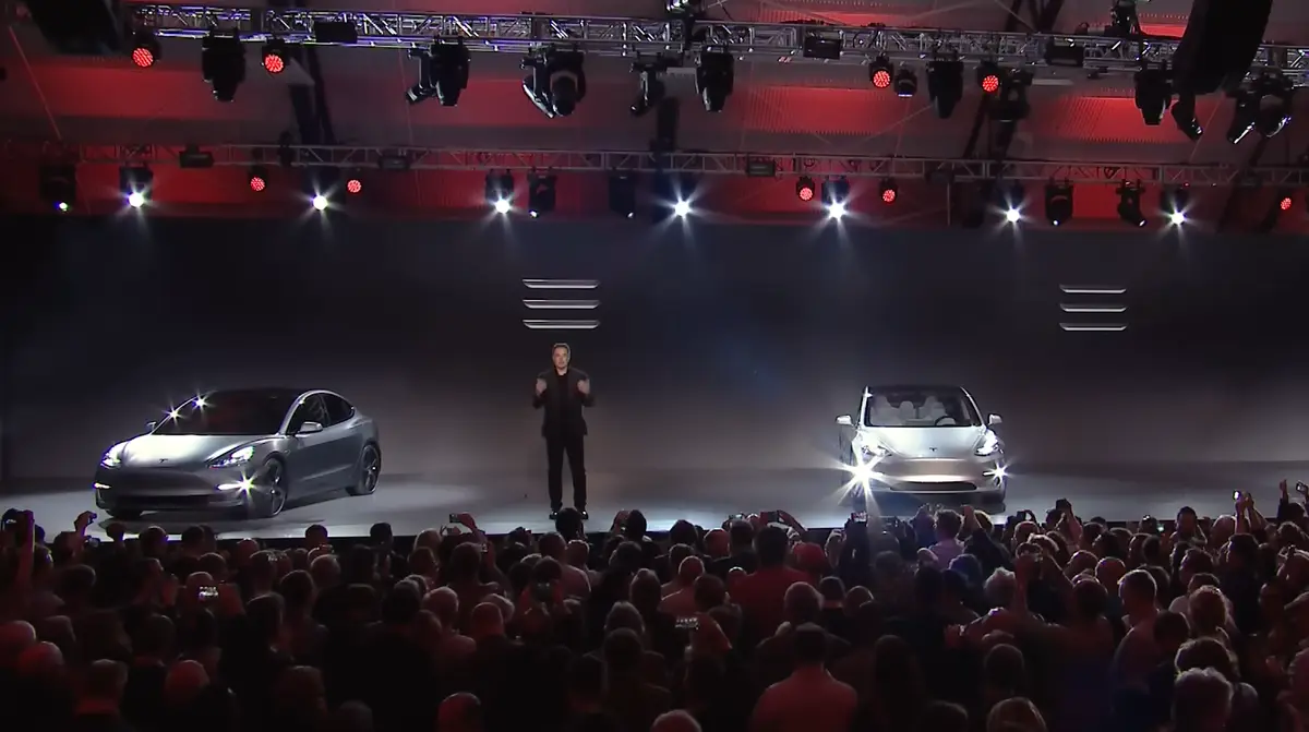 2016 stellt Elon Musk das Model 3 vor.