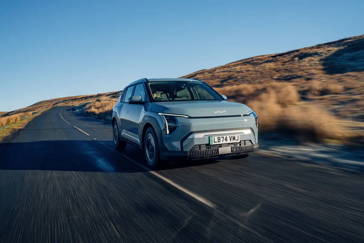 Kia EV3 81.4 kWh auf Landstraße