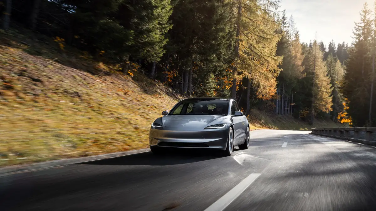 Tesla Model 3 Long Range RWD auf Landstraße