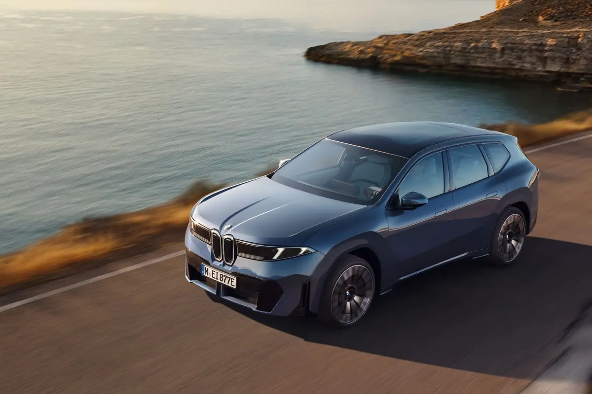 BMW iX3 auf Landstraße