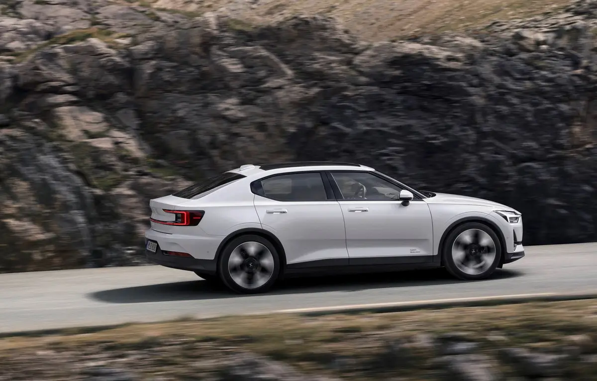 weißer Polestar 2 in weiß