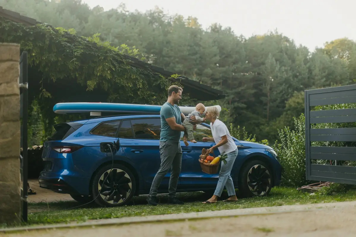 Familie mit Kleinkind, Surfbrett und Kleinkind
