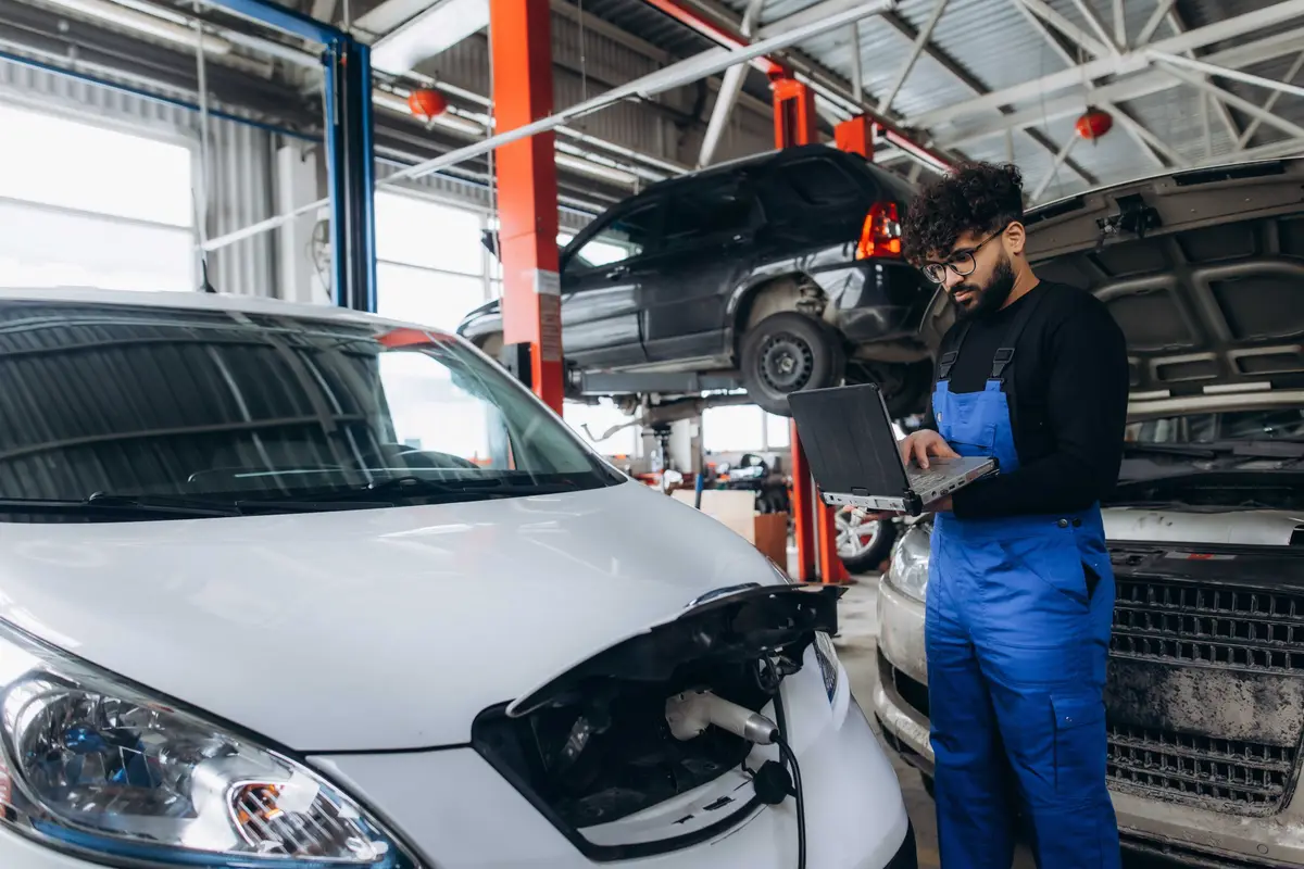 Elektroauto bei Inspektion in Werkstatt