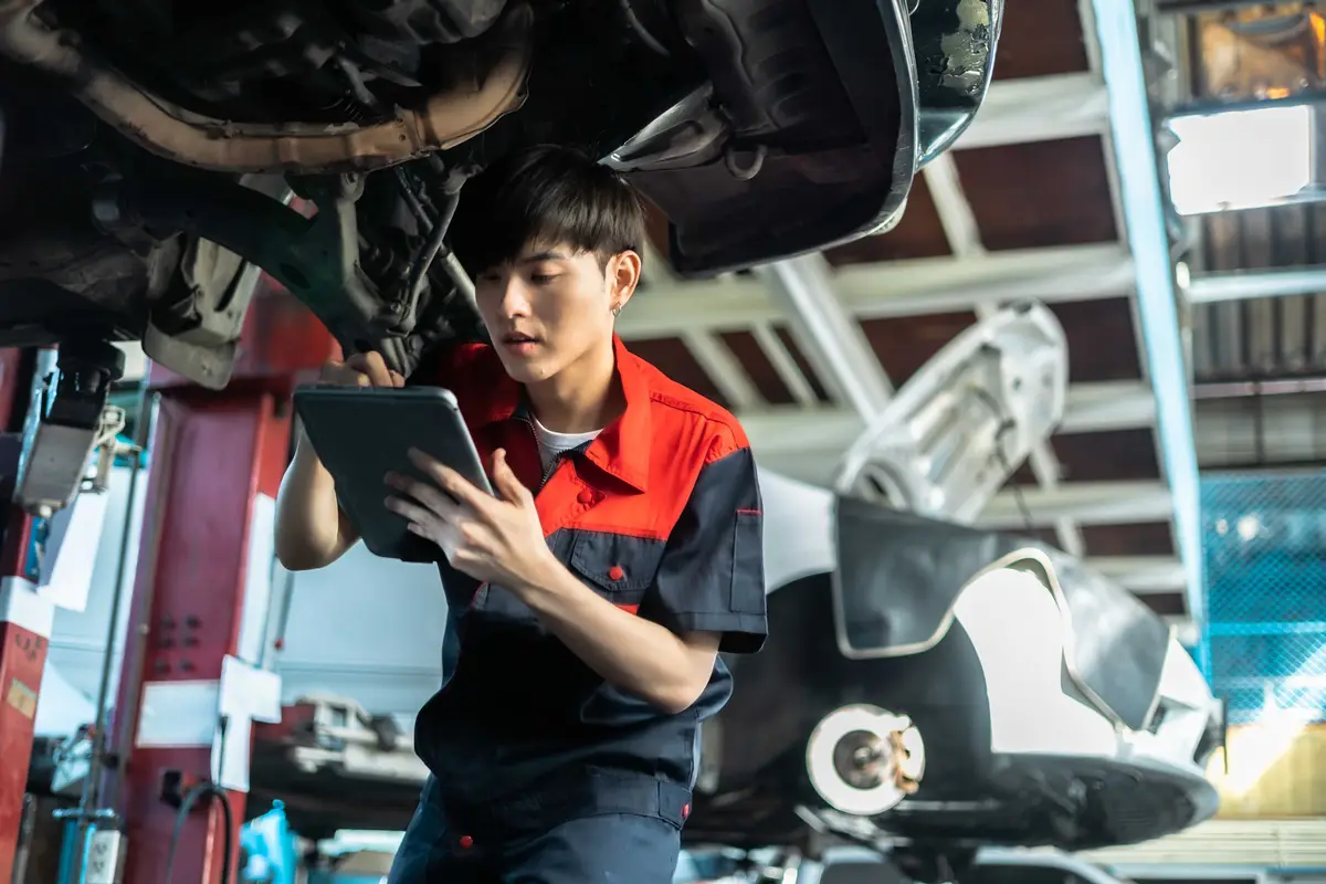 Werkstattmitarbeiter bei Autoinspektion