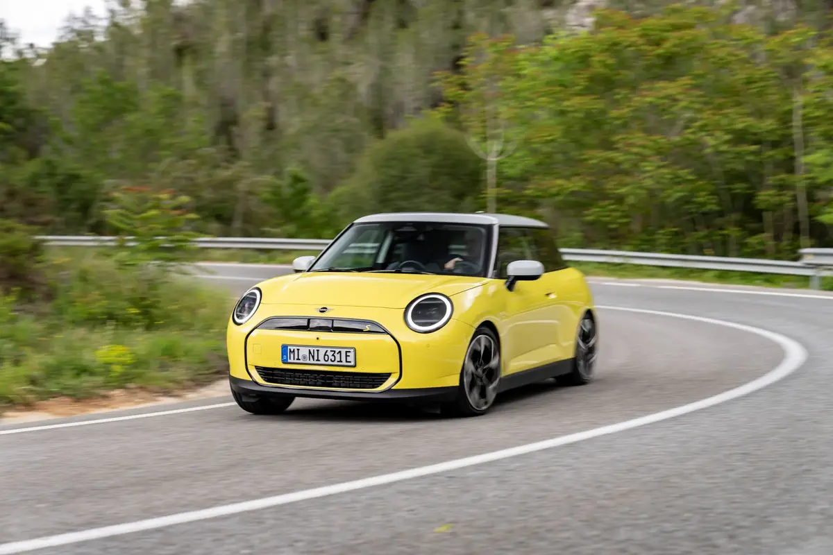 MINI Cooper SE in knalligem Gelb