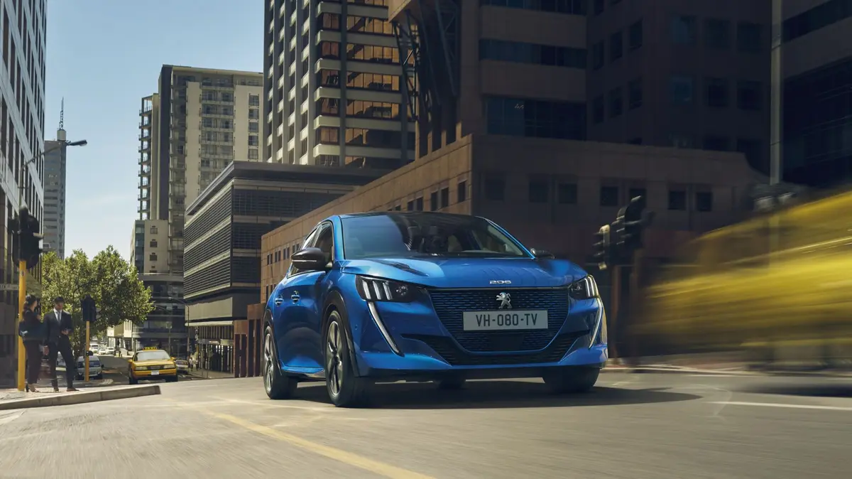 Peugeot e-208 in Blau
