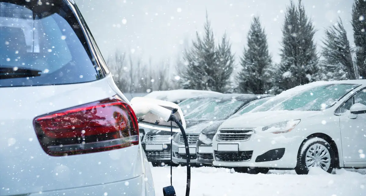 Ein Elektroauto lädt im Winter