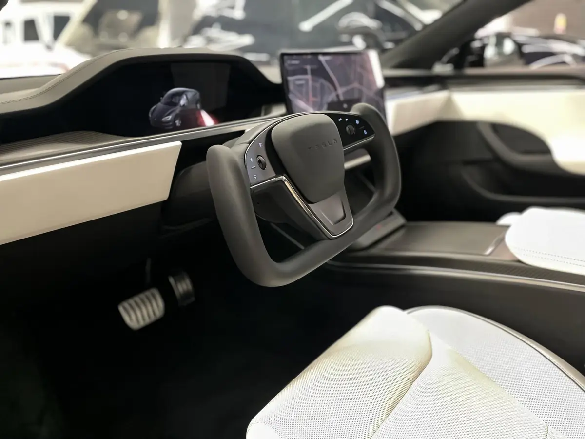 Tesla Model S nach Facelift mit Yoke Lenkrad