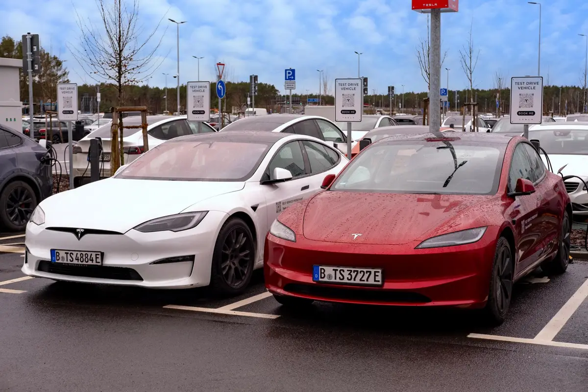Tesla Model 3 vor und nach Highland-Facelift