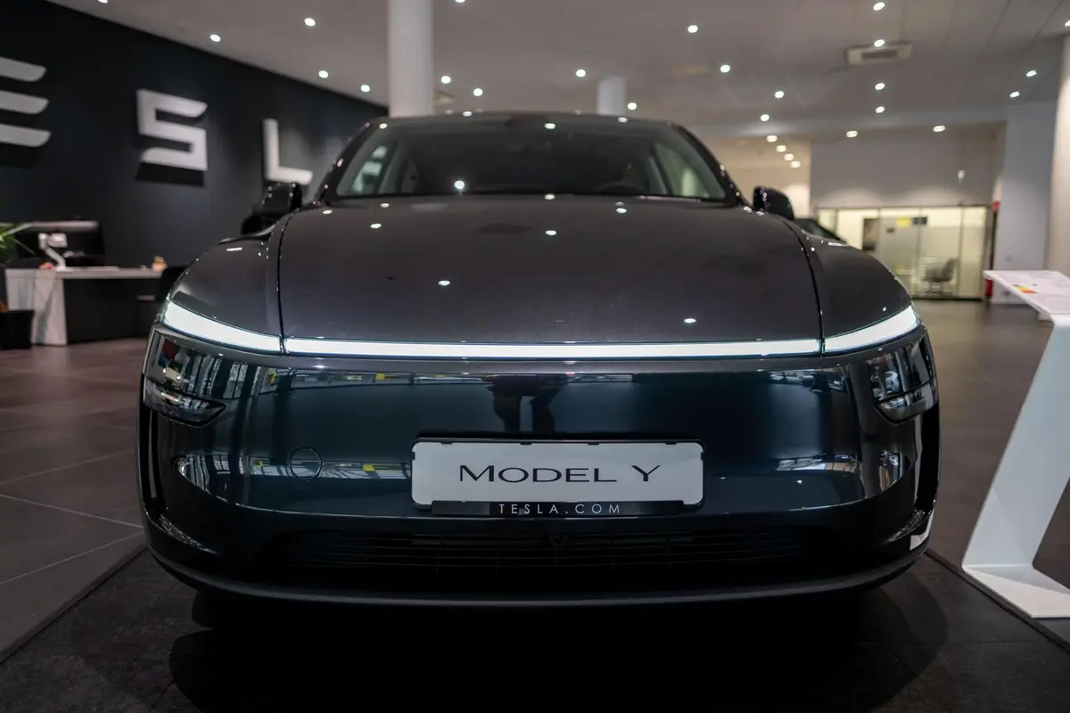 Frontalansicht des neuen Tesla Model Y Juniper im Showroom