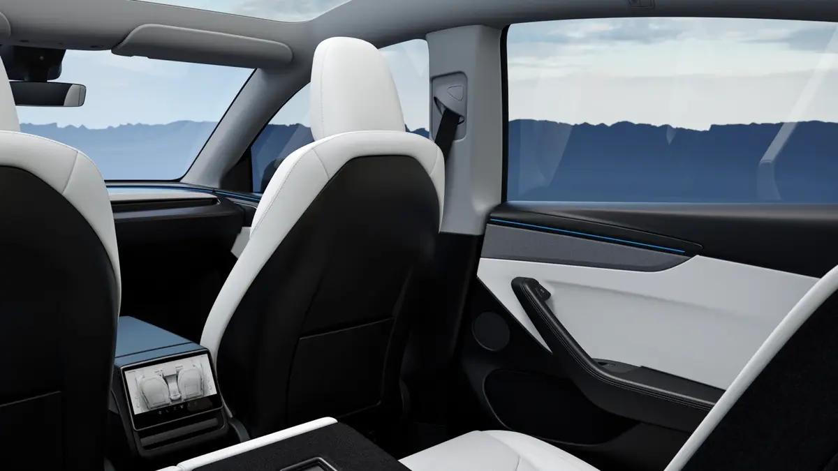 Schwarz-weißer Innenraum und 8-Zoll-Touchscreen in der hinteren Sitzreihe des neuen Model Y Juniper