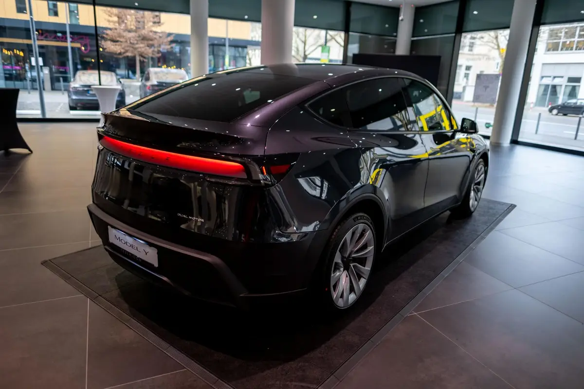Rückansicht des neuen Tesla Model Y Juniper im Showroom