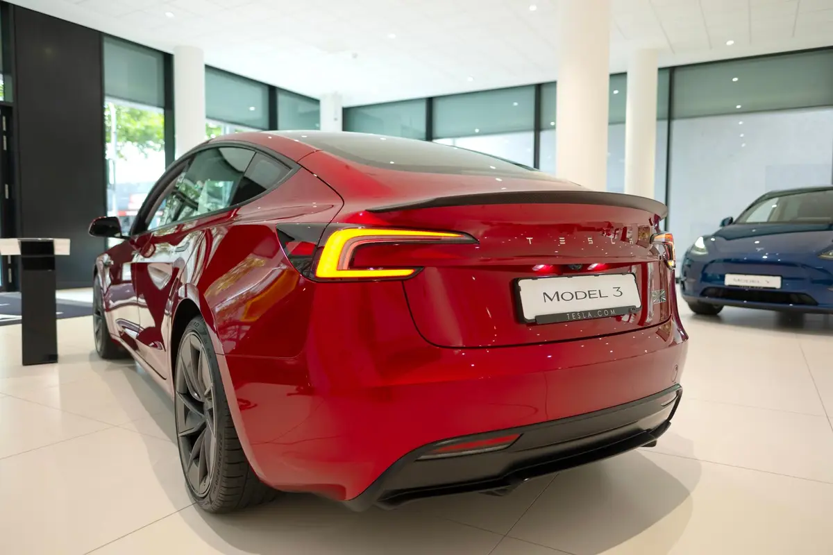Rückansicht des Tesla Model 3 im Showroom