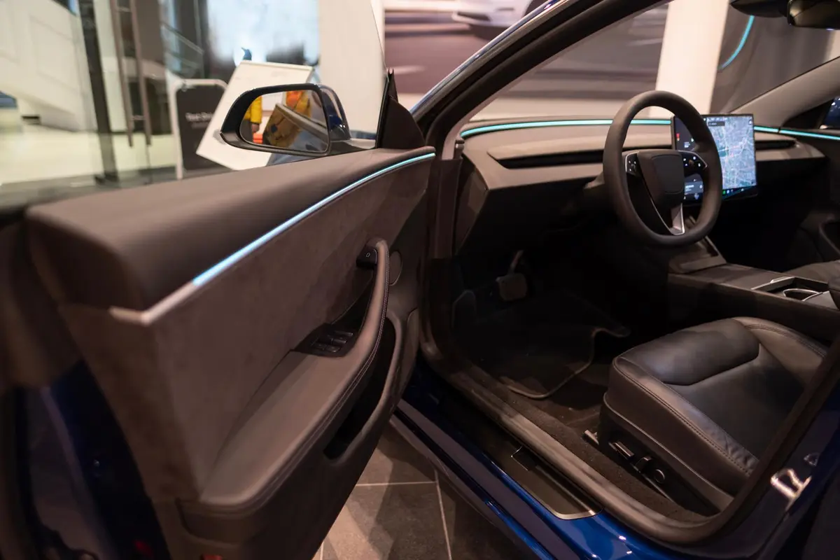 Innenraum des Tesla Model 3 Highland mit Ambientebeleuchtung