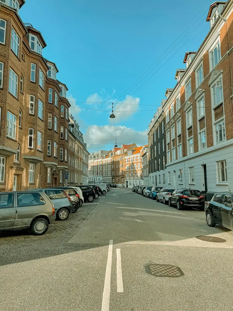 Auf einer Straße in Dänemark geparkte Autos