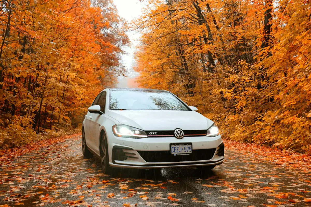 Weißer VW GTI auf nasser Straße