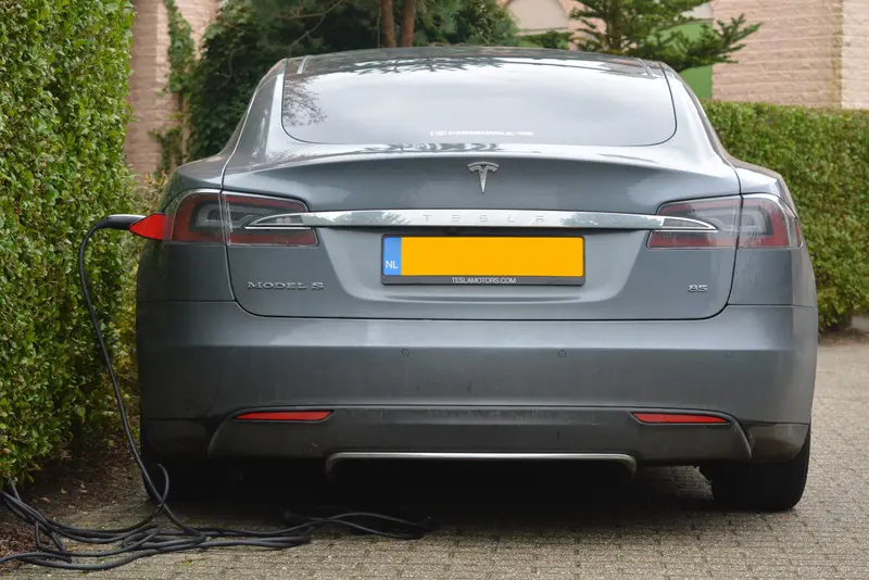 Tesla Model S beim Aufladen - Rückseite