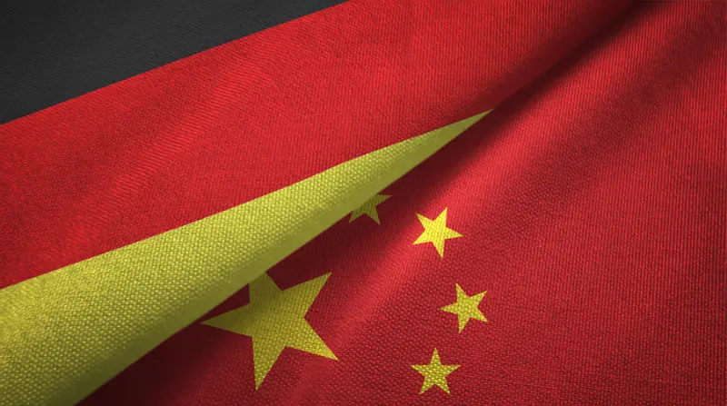 Die deutsche und die chinesische Flagge aus Stoff übereinander