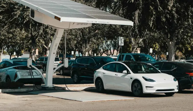 Aufladen von Elektroautos an einer Station mit Sonnenkollektoren