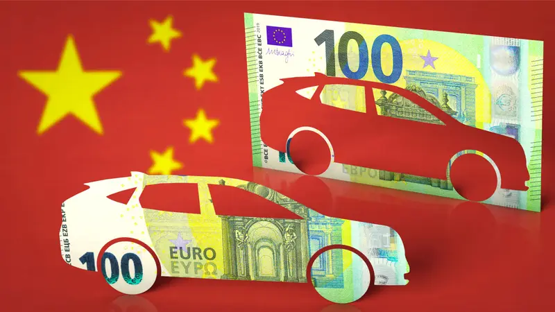 Geldschein mit ausgeschnittenem Auto auf chinesischer Flagge